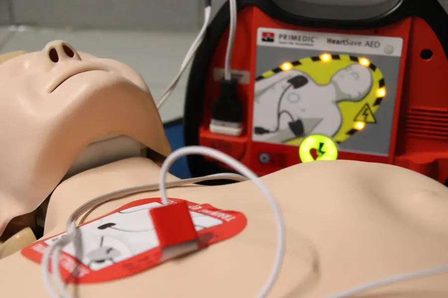 Che cos'è e a che cosa serve un defibrillatore